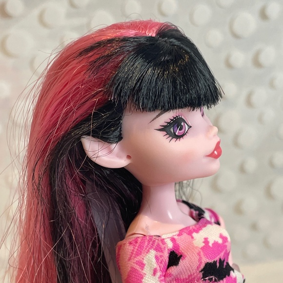 Monster High 🦇 🧛♀️Draculaura with Skulltimate Secrets closet - Picture 5 of 16